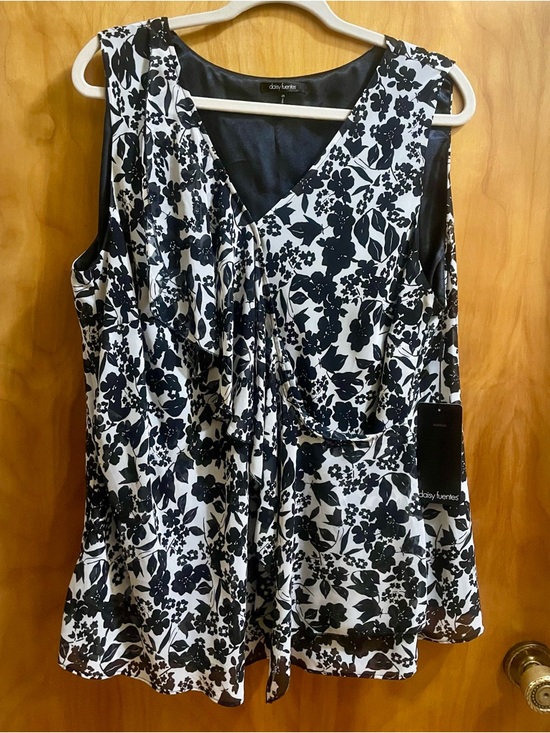 Daisy Fuentes Tops - Daisy Fuentes Black & White Floral Draped V-Neck Sleeveless Wrap Top